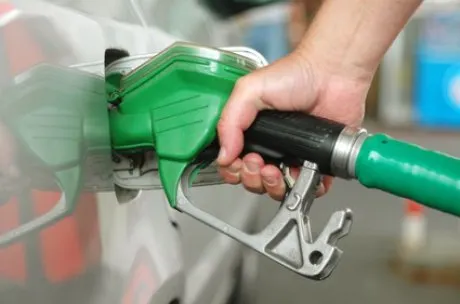 UE reduce TVA pentru carburanți, Bolojan ieftinește cu 68 de bani pe litru. Cum se luptă țările cu scumpirile de la pompă