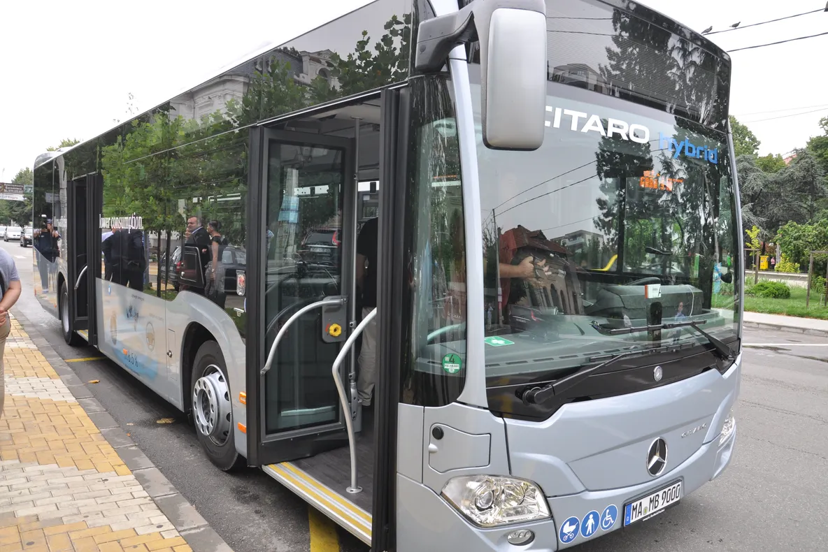 Autobuzul hibrid, testat la Piteşti! Jurnaliştii au făcut prima plimbare cu noul model