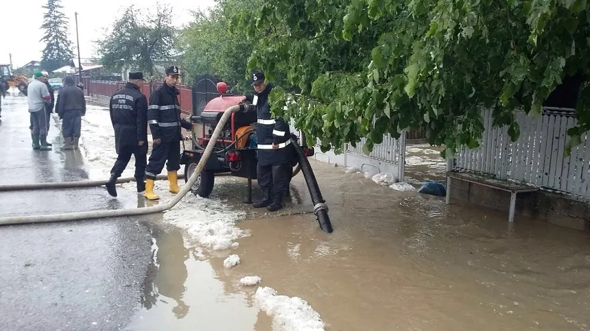 Gospodării inundate la Dobrogostea! Apa acoperit și DN 7 C