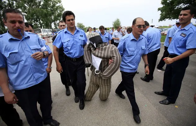 Revolta a angajaţilor din penitenciare. Se anunţă proteste!