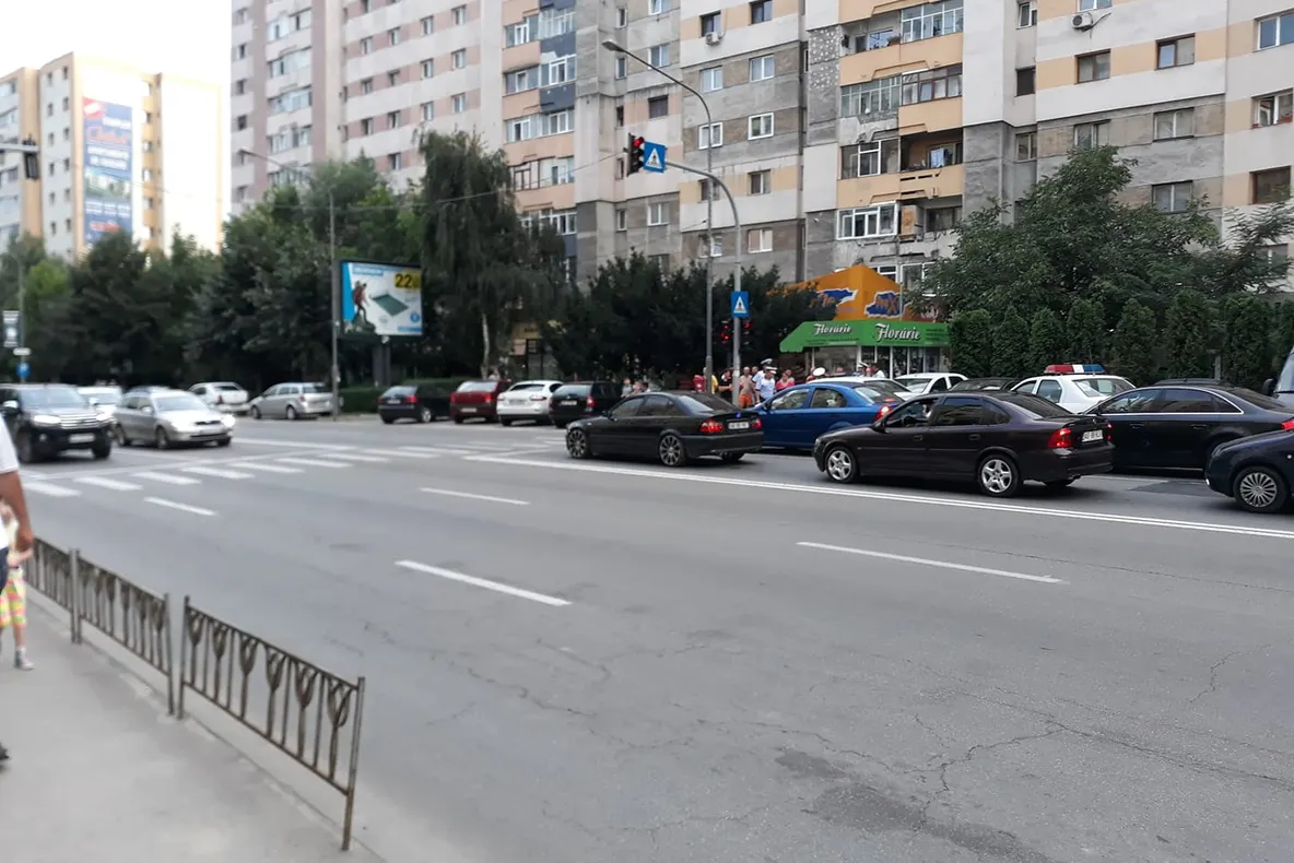 Șoferul a lovit o fetiță și a fugit. Copila era pe trecerea de pietoni
