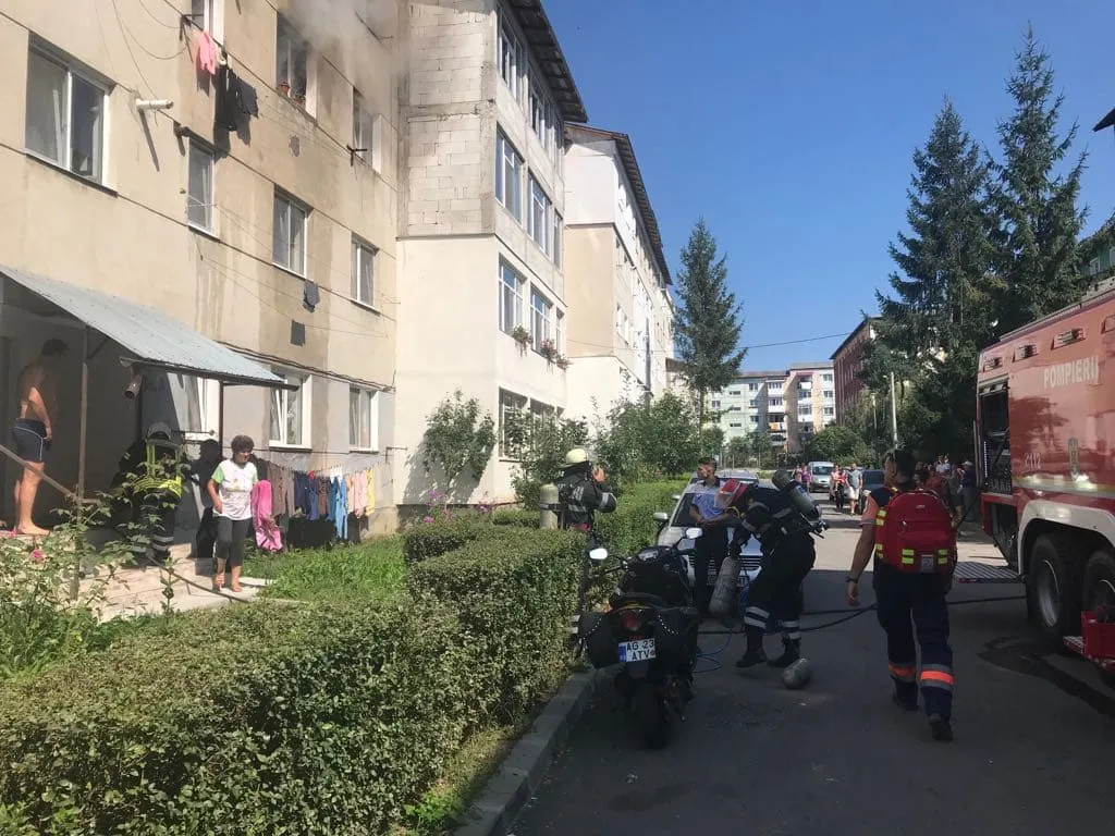 UPDATE-Persoane evacuate din cauza unui incendiu! Un copil de 3 de ani a dat foc