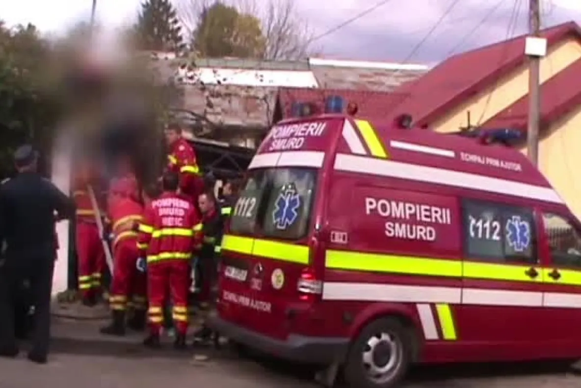 A rămas agățat în gard când voia să-și impresioneze iubita!
