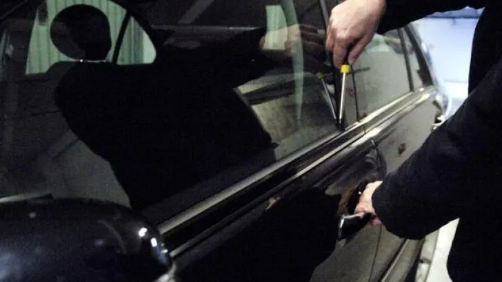 A spart trei maşini într-o noapte. S-a ales cu o pereche de cătuşe