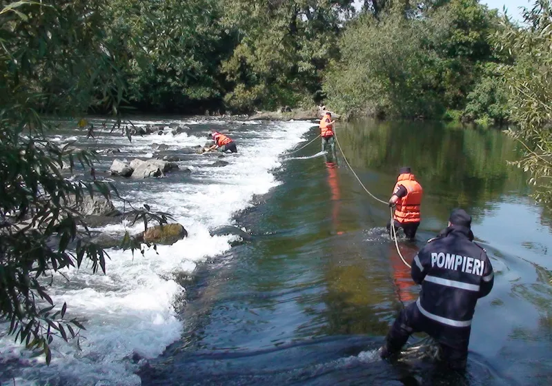 Căruţaşul a fost găsit mort în râul Dâmboviţa. A încercat să treacă apa cu atelajul