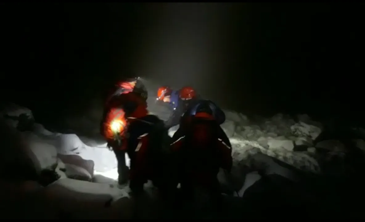 Update-VIDEO-Prima victimă după ninsoarea din munții Făgăraș!  Tânăr în stop cardio respirator