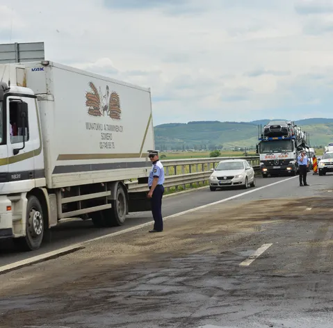 Update-Au atacat un şofer în cabina maşinii şi l-au jefuit! Tâlharii , reţinuţi!