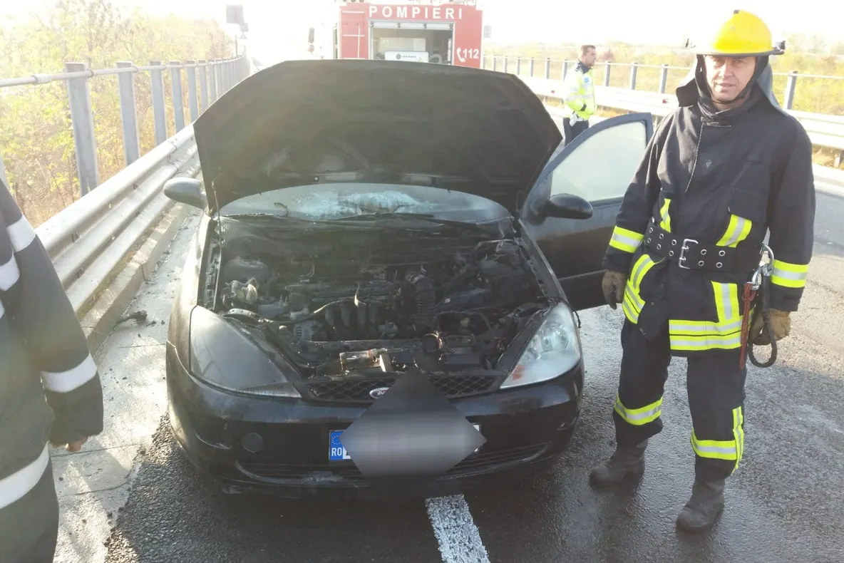 O maşină a luat foc, în timpul mersului, la intrare pe A1.