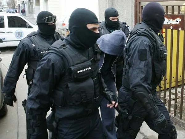 Percheziţii la Curtea de Argeş! Spărgători de maşini săltaţi de mascaţi
