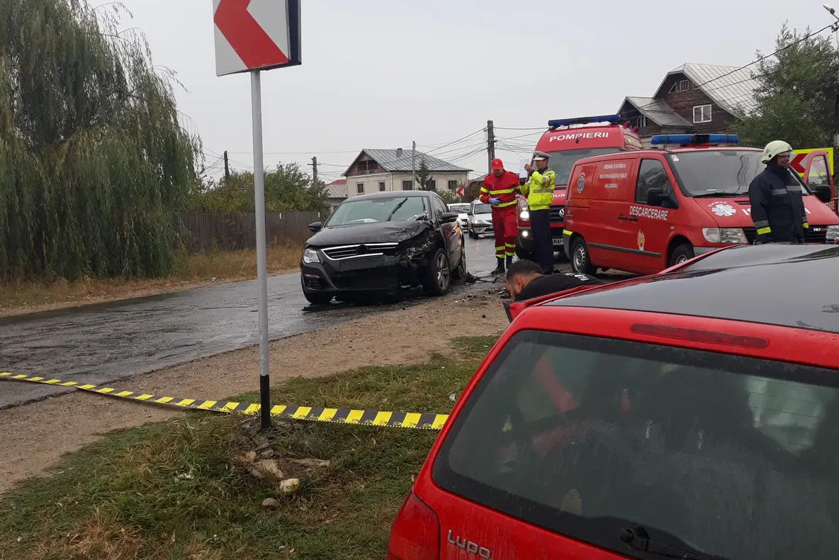 A depăşit în curbă provocând un accident cu descarcerare