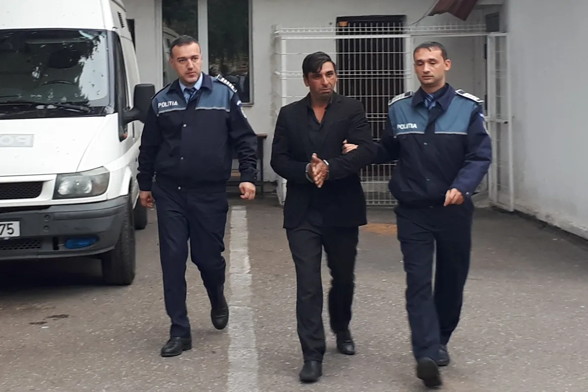 S-a trezit cu un bărbat dezbrăcat în pat, lângă ea! Venise să o violeze-Update