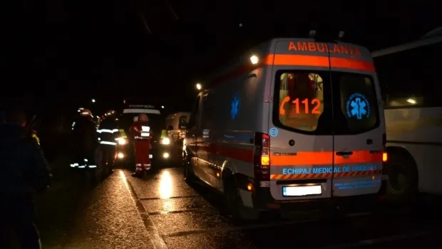 Accident! S-au ales cu picioarele rupte când împingeau o mașină