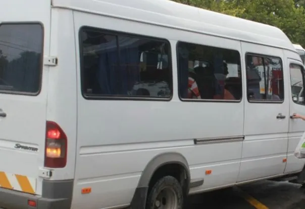 Şofer băut la volanul unui maxi-taxi plin cu călători