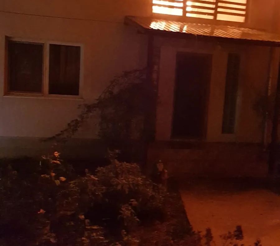 Casă transformată în torță, de incendiu, la Leordeni. Distrugeri importante