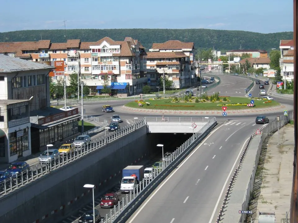 După o ceartă cu prietena, un tânăr a amenințat că se aruncă de pe pasajul din Bascov