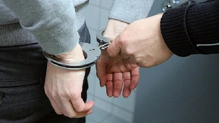 Spărgător văzut din balcon când acţiona! A fost prins în flagrant