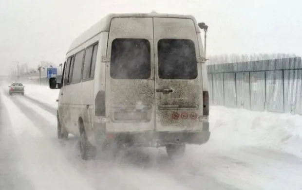 20 de călători blocați într-un microbuz înzăpezit, în Argeș