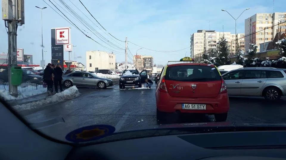 A blocat traficul dintr-un incident. Şoferiţa căuta disperată prin zăpadă!