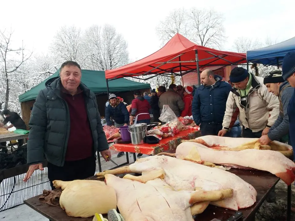 Primarii au tăiat porcii la Conacul Goleşti! Carnea va fi donată
