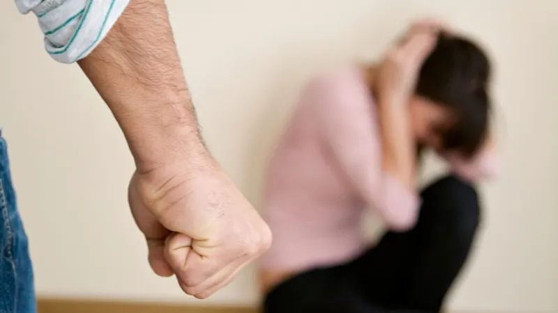 Reţinut pentru violenţă în familie după ce şi-a bătut crunt concubina