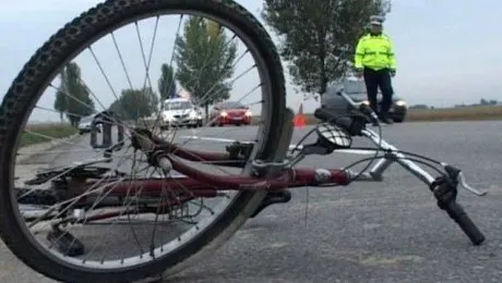 Un biciclist băut bine a fost lovit de o mașină