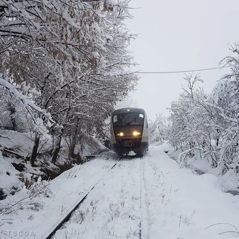 Video! Tren blocat, timp de o jumătate de oră, la intrarea în Curtea de Argeș