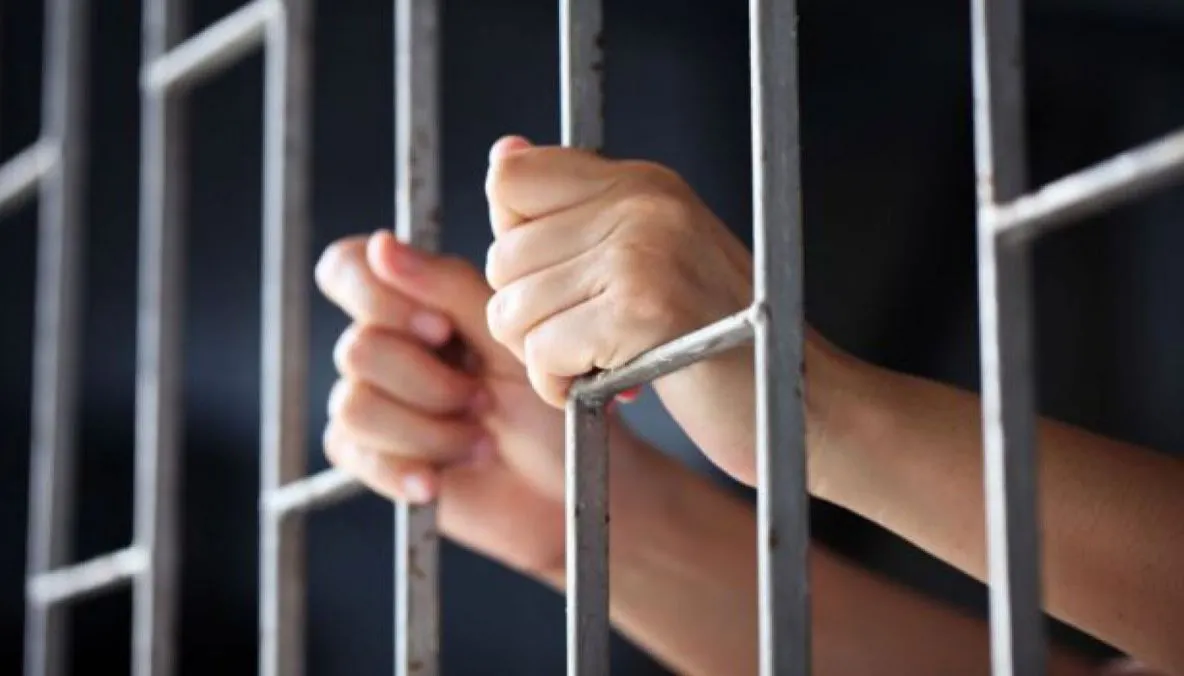 După gratii pentru că și-a maltratat copilul! Polițiștii o căutau de 3 săptămâni