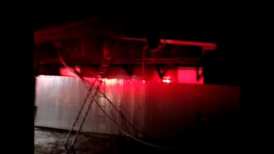 Video-Incendiul a mistuit întreaga fabrică de mobilă de la Dragoslavele