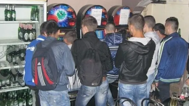 Elevi prinşi la păcănele, de poliţişti! Părinţii îi ştiau la şcoală