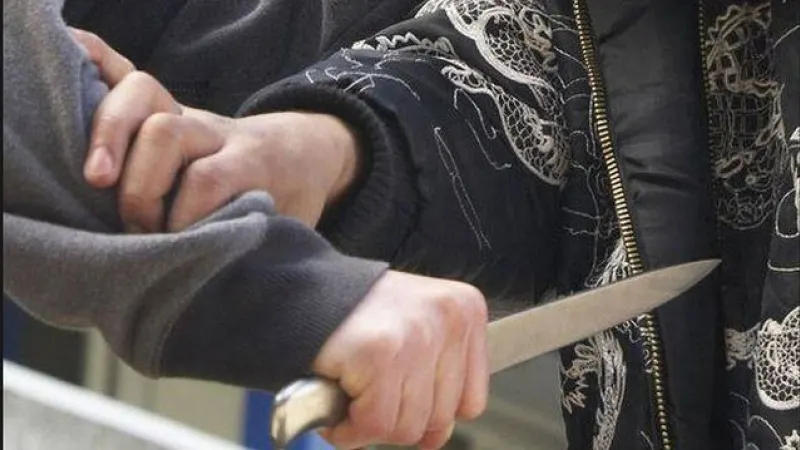 Tâlhărie în Pitești! L-a amenințat cu un cuțit și i-a luat banii!
