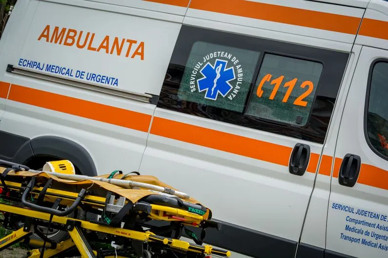 Cu mașina în râpă, la Tigveni. Bebeluș transportat la spital