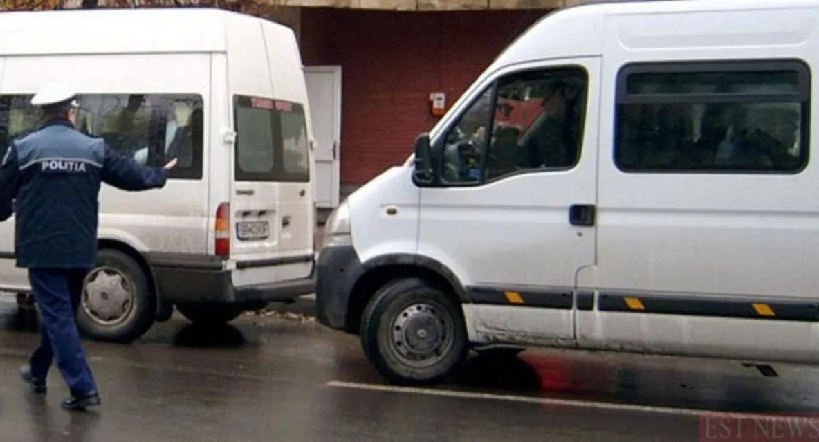 Pasageri transportați ca sardinele pe ruta Bascov-Curtea de Argeș. Șofer de microbuz amendat