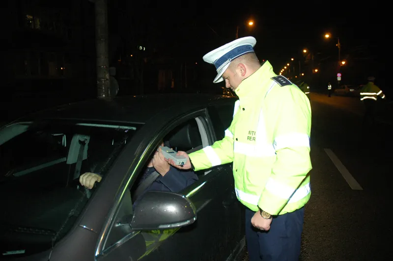 Pericol pe şosele! Conduce frecvent băut şi fără permis