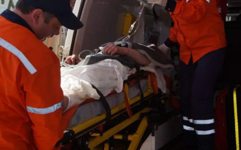 Înjunghiat de două ori în abdomen în timp ce se afla la bar