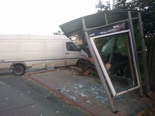 Un TIR a distrus o stație de maxi taxi! Șoferul era sub influența alcoolului