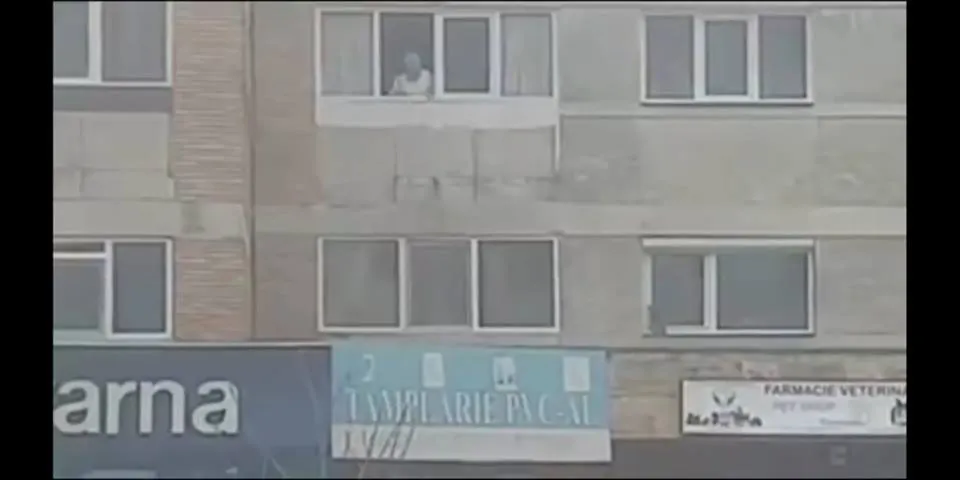 Video-Aruncă sticle de la fereastră, pe stradă! Pericol pentru trecători