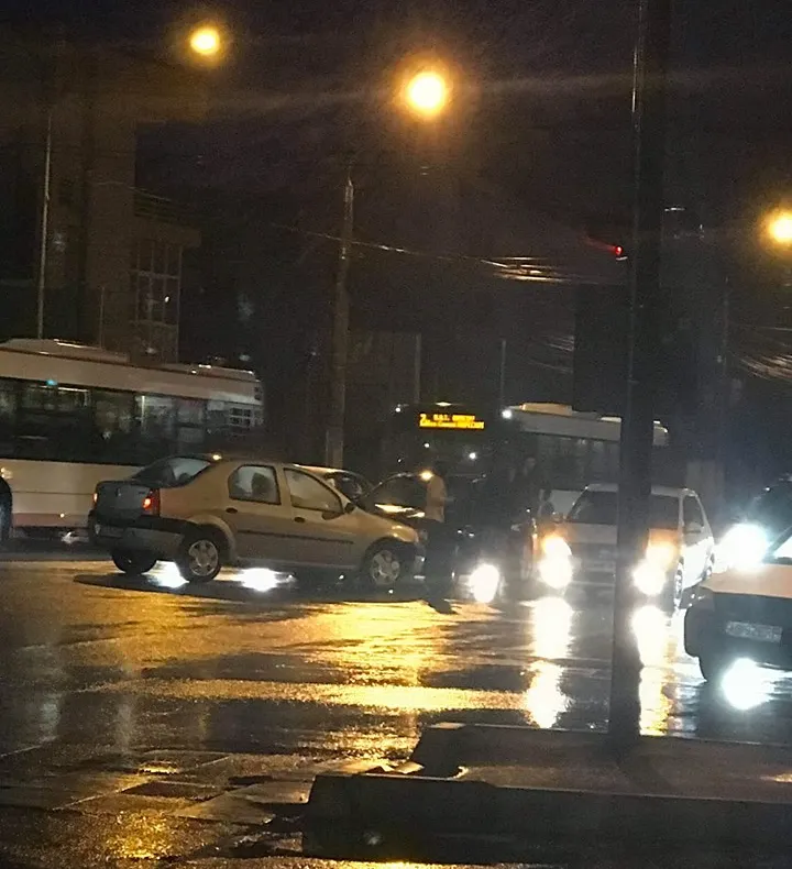 Nu a acordat prioritate şi a rănit o femeie! Şi-a distrus BMW-ul