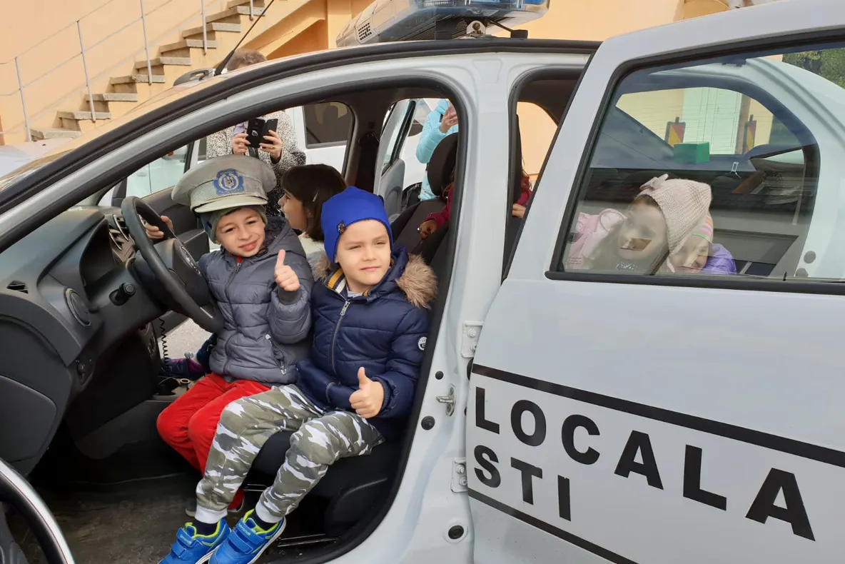 Invazia prichindeilor! Copiii au luat cu asalt Poliția Locală Pitești