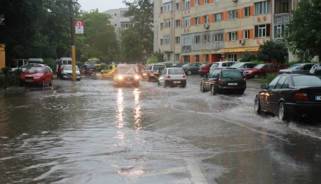Cod galben de ploi și vijelii! Polițiștii fac recomandări șoferilor