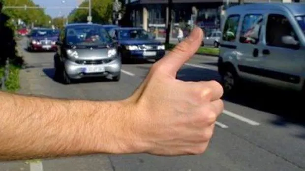 Bărbat de 70 de ani amendat de polițiști pentru că lua oameni la ocazie