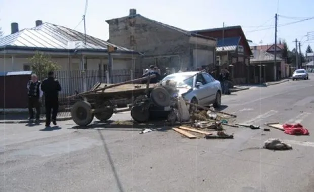Un BMW a spulberat o căruţă! O femeie a fost rănită