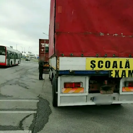 Instructor beat pe camionul de şcoală! Era cu elev