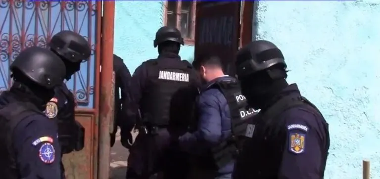 Jandarm agresat de suspect la percheziţii, trimis la un spital din Bucureşti