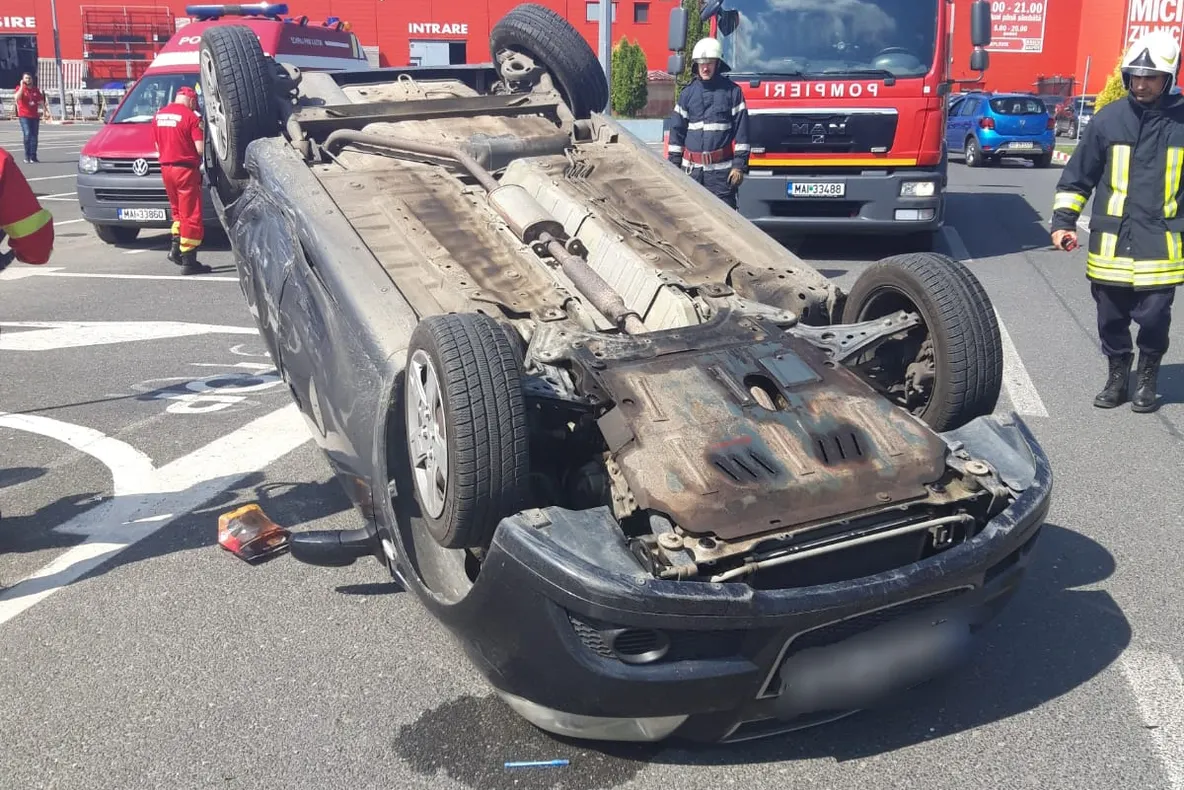 Mașină răsturnată într-o parcare a unui hypermarket din Argeș