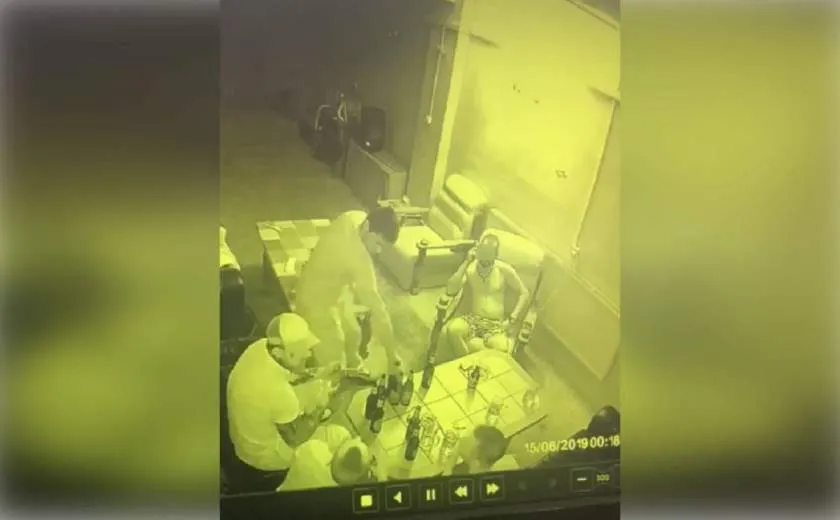 Filmat când i-a dat cu sticla în cap prietenului de pahar, la Mioveni