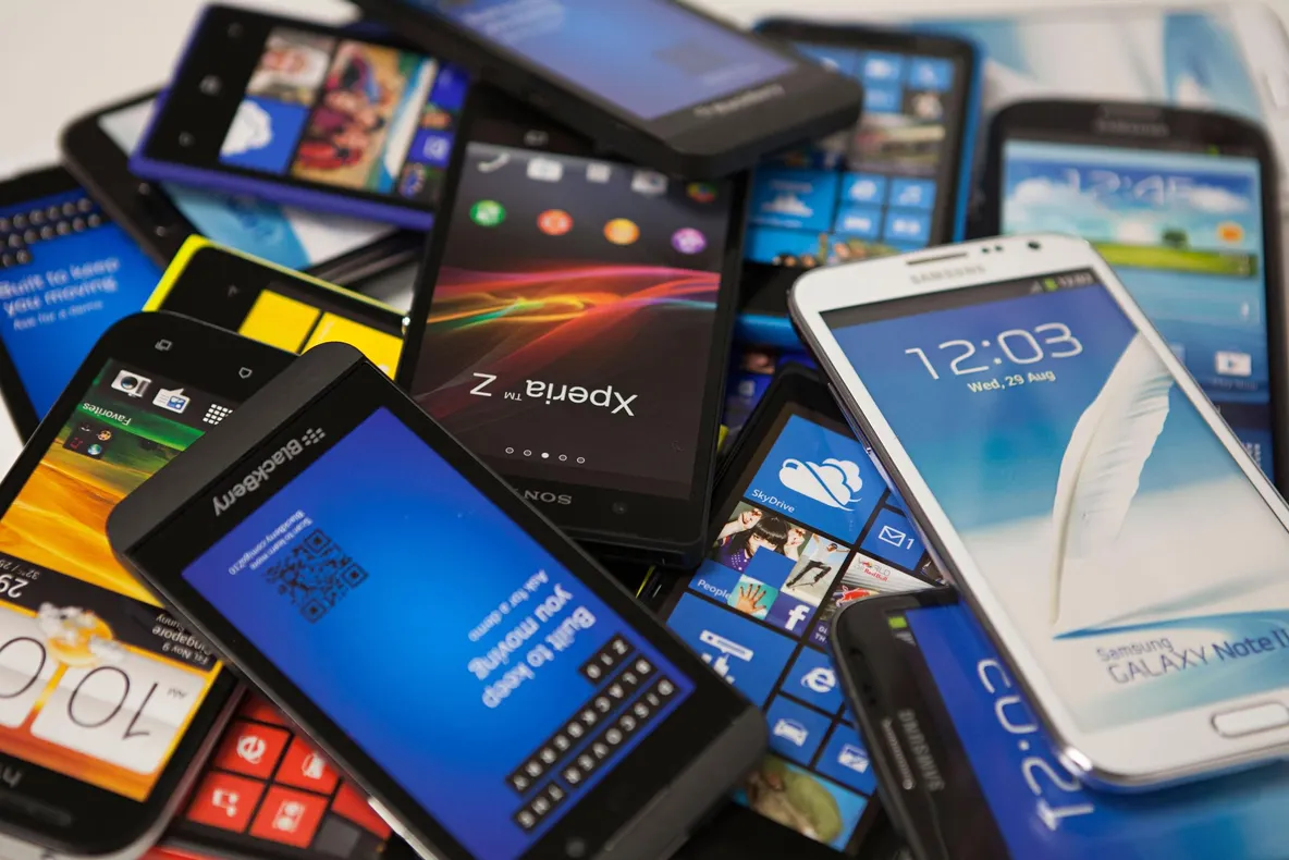 A furat o sacoşă cu telefoane, dintr-un magazin!