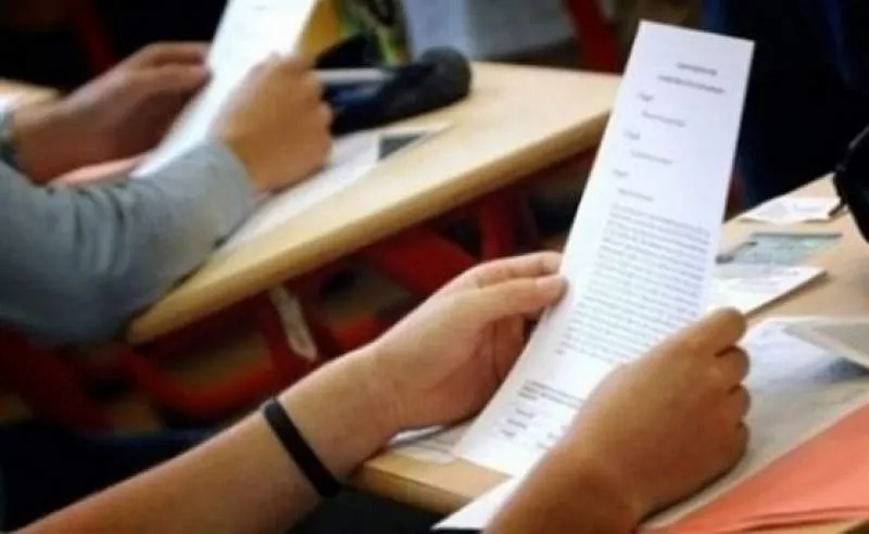 Elev din Pitești prins cu cască și telefon la ultima probă scrisă a Bacalaureatului