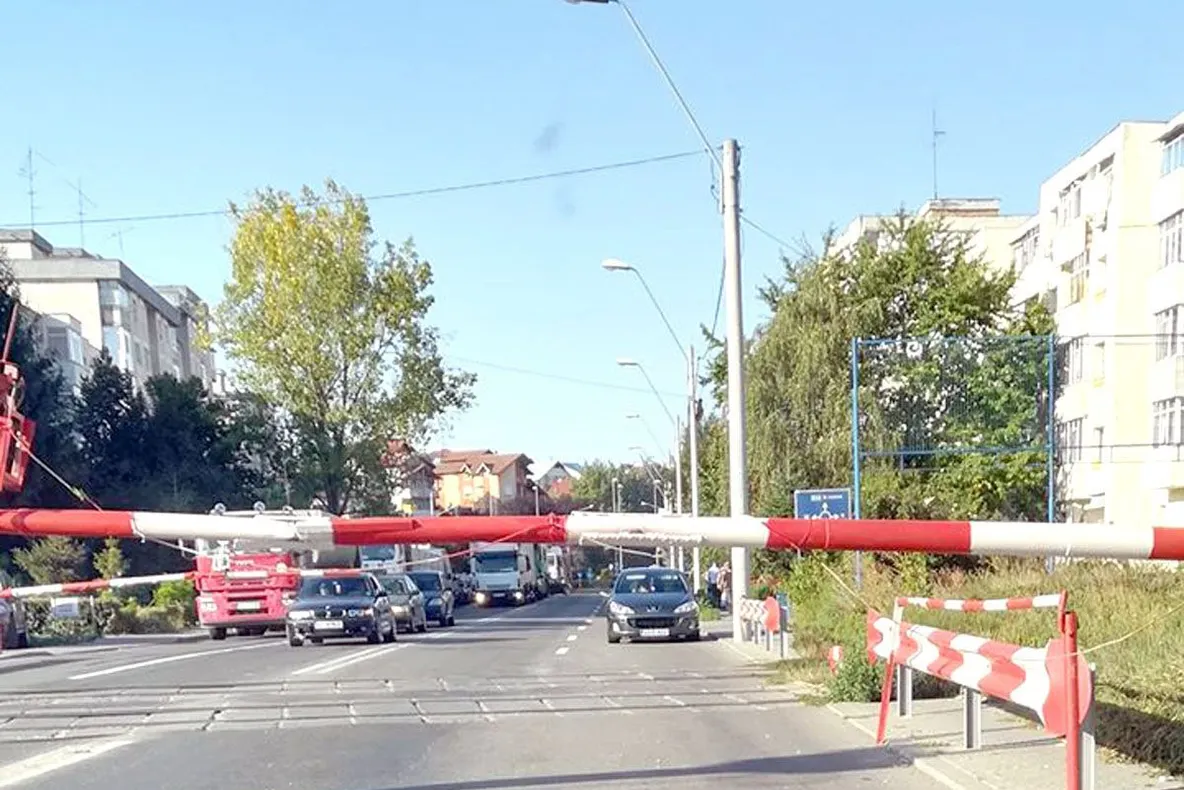 Un biciclist trântit de tren a scăpat nevătămat! Trecuse printre bariere