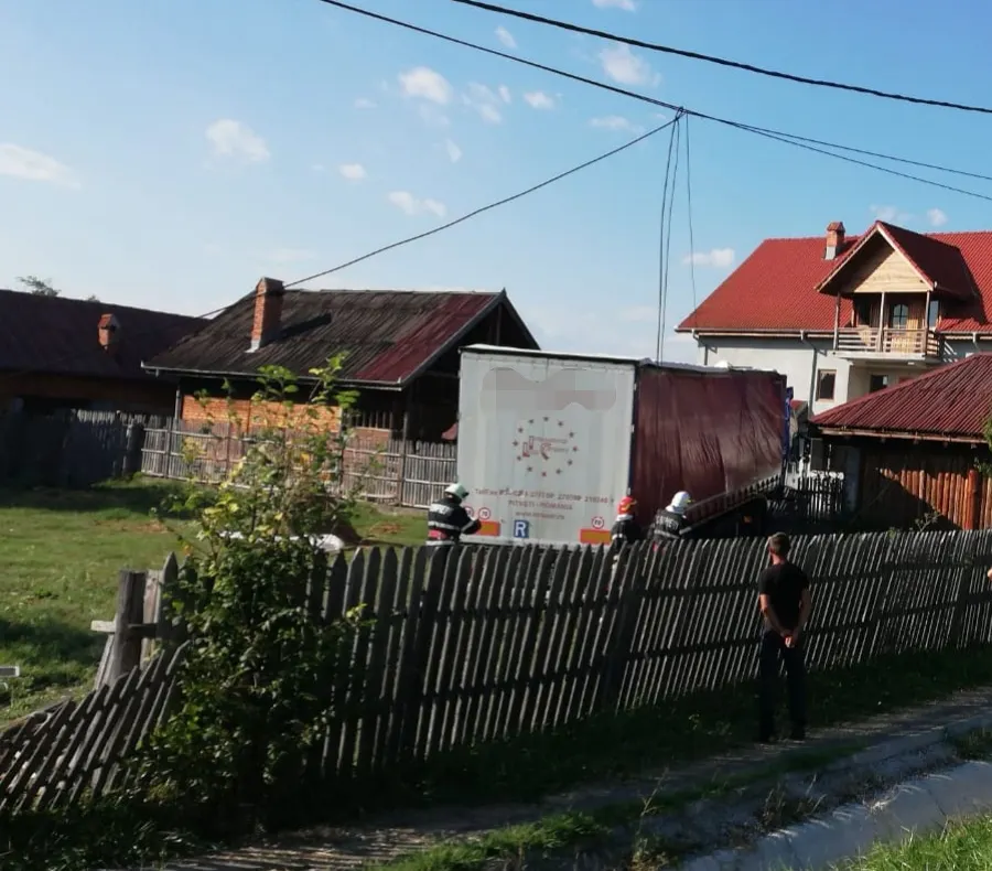 Cu ochii după cafea, a intrat cu TIR-ul în curtea unei gospodării