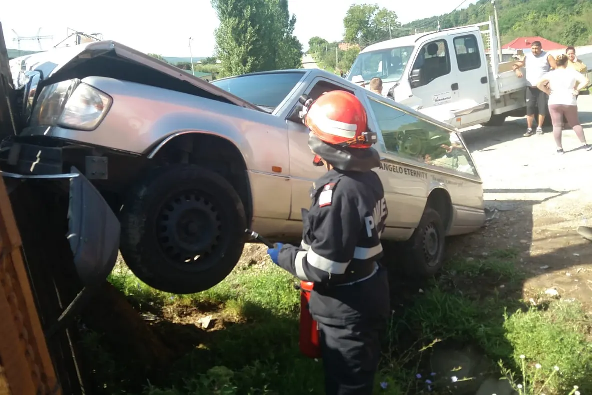 A intrat cu autoutilitara într-o mașină mortuară. Dricul a fost proiectat într-un gard